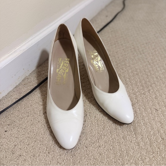 Salvatore Ferragamo Shoes - Vintage 90s Salvatore Ferragamo White Leather Pumps